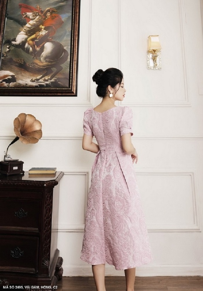 ĐẦM GẤM CỔ VUÔNG TAY NGẮN PHỒNG ĐÍNH NƠ LỚN TRƯỚC NGỰC ĐẸP TRẺ TRUNG-2495